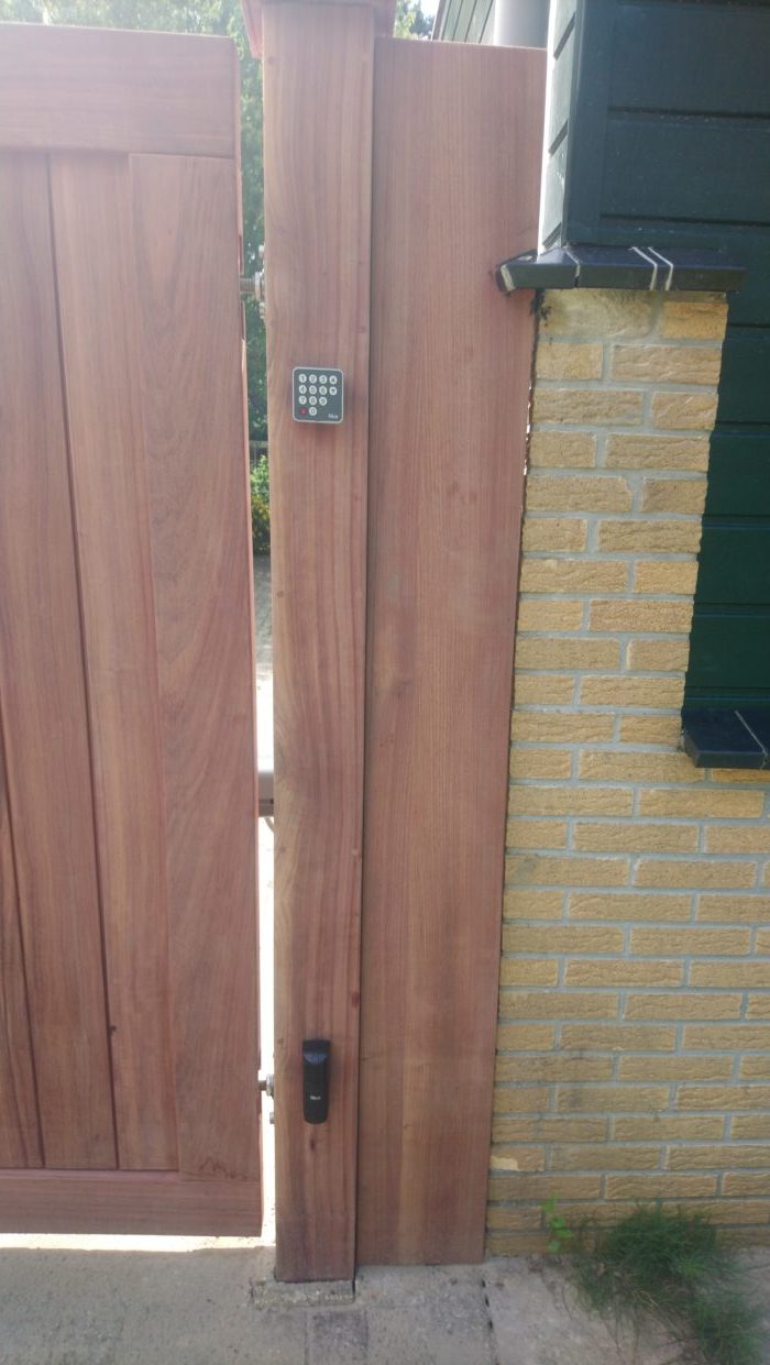 Luxe houten poort met automatisering –  Lux 8