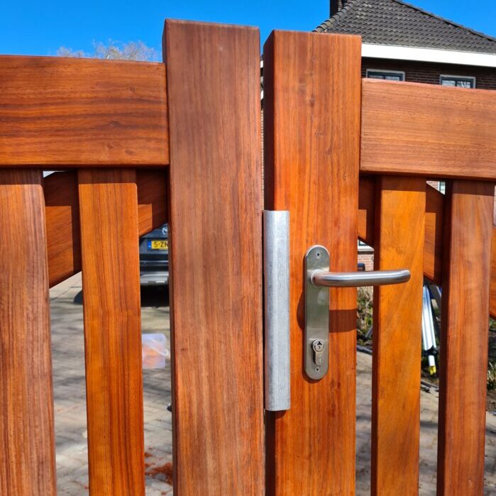 Luxe houten dubbele poort met Locinox deurbeslag